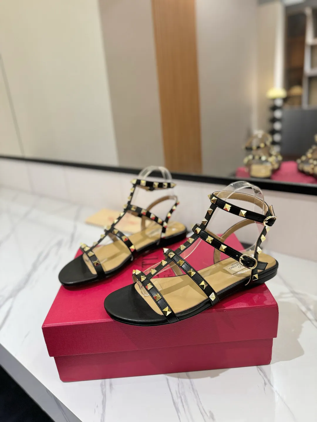 👟👟Ex-factory price 520👟👟 Valentino/Valentino rivet VT classic ankle-wrap rivet sandals, timeless 🆕 deeply rooted in people's hearts❤️A must-have item that never goes out of style🫰top replica! The side curves are perfect, the original molded custom-made rust-free rivets, and the textured hardware bring out a full sense of high-end, giving you a genuine foot feel! The first choice for high-end customers❤️ [Material] Upper: Original imported customized cowhide Inner lining: Original imported goatskin Outsole: Imported pearlescent leather outsole Code number: 35-39 [34, 40, 41, 42 are custom-made and cannot be returned or exchanged]